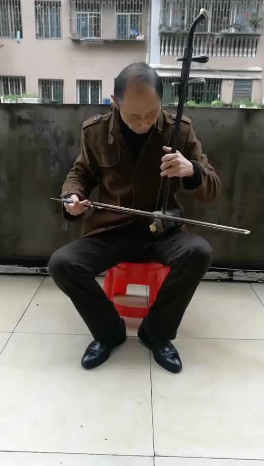 资兴:热心市民拉二胡写诗歌,致敬战"役"一线最可爱的人